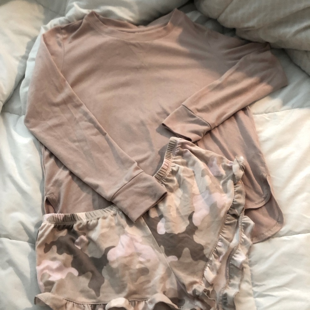Xhiliration Size XS Pink Top & Camo Shorts Sleep Set